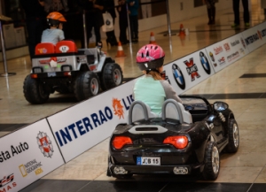 Vaikų elektromobilių lenktynių akimirkos